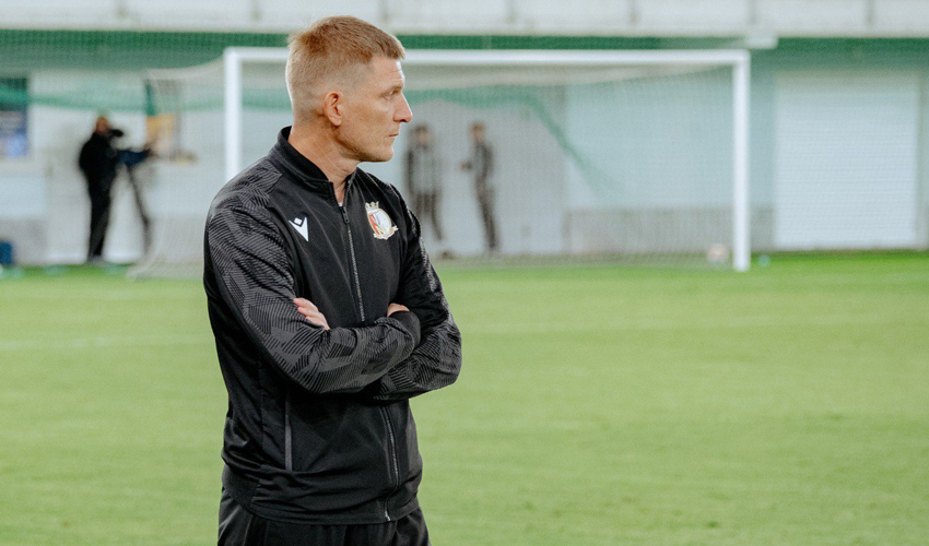 The reigning champion is without a coach