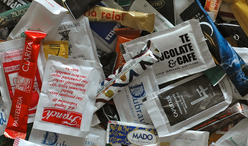 Pachetele cu ketchup și zahăr vor dispărea în cafenelele și restaurantele din UE