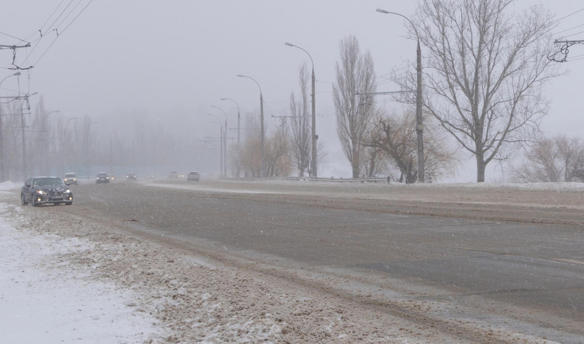 Vremea continuă să provoace probleme: gheață, întârzieri ale zborurilor și pene de curent