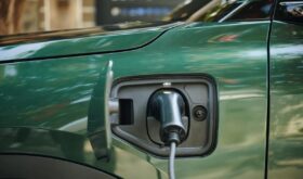 mașină electrică încărcată