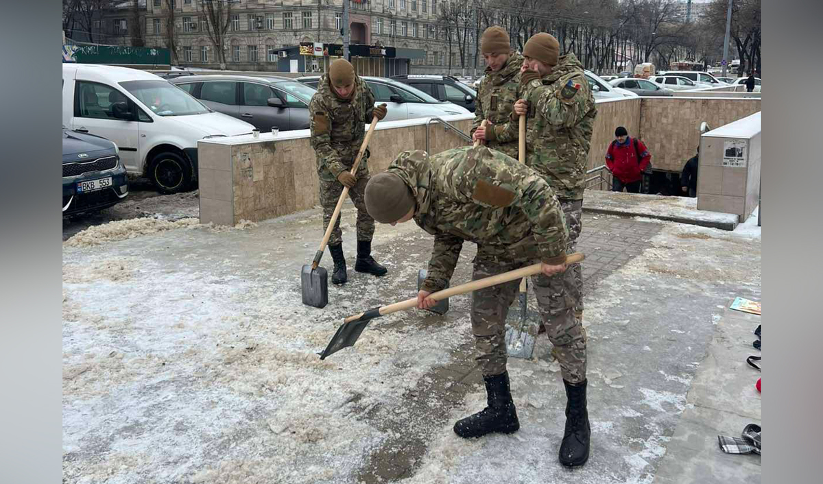 Armata a ieșit pe străzile din Chișinău din cauza vremii geroase
