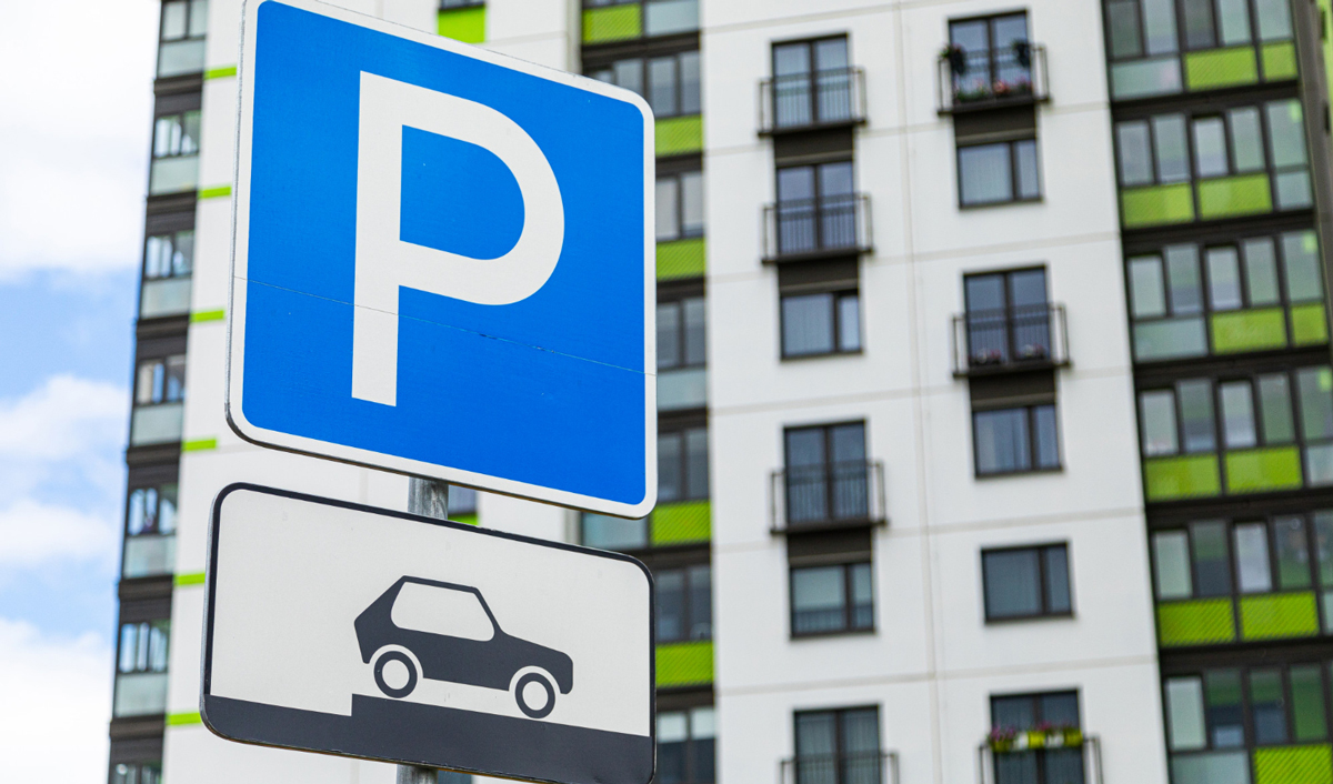 Parcările devin scena unor bătălii politice