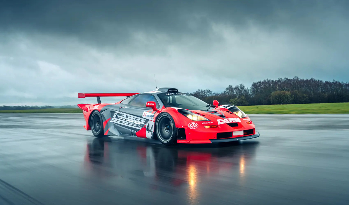 O mașină de curse McLaren este scoasă la licitație pentru 20 de milioane de dolari.