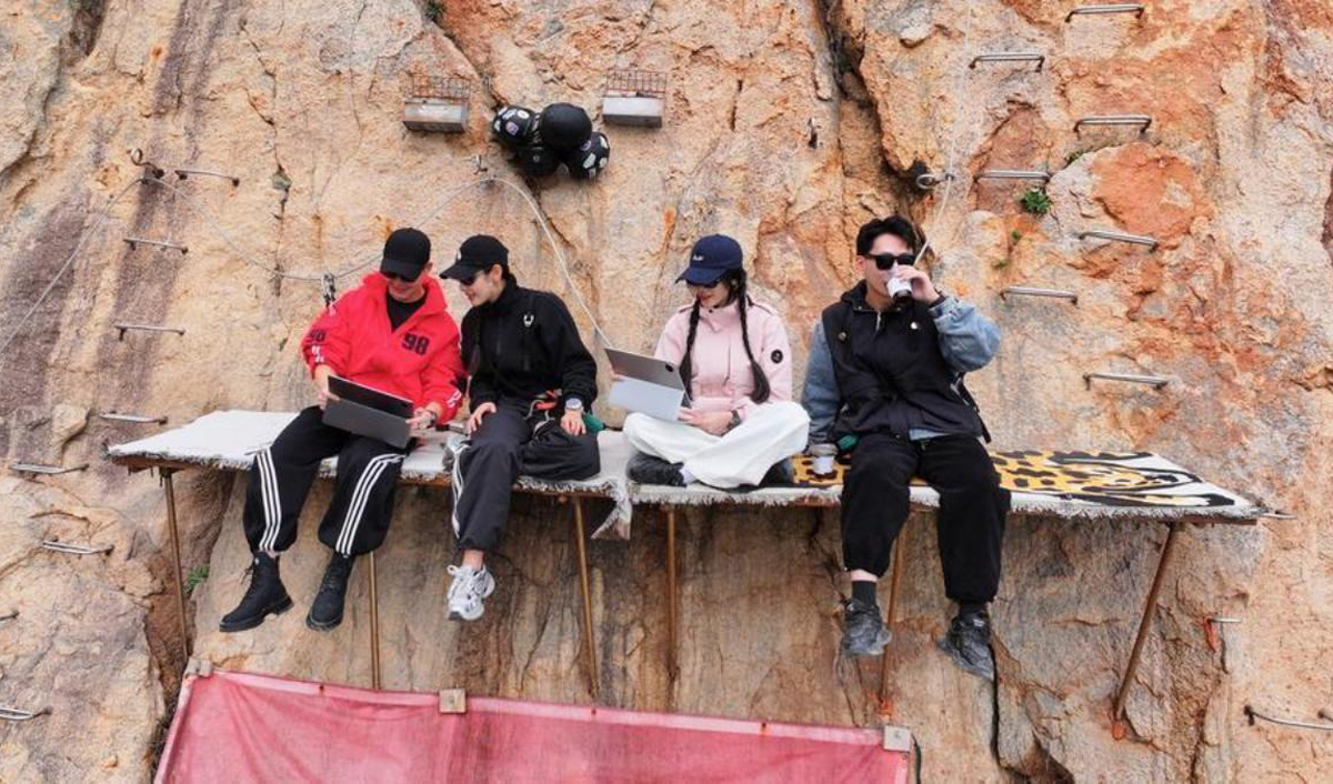 Выпить кофе и не сорваться: новый туристический экстрим из Китая