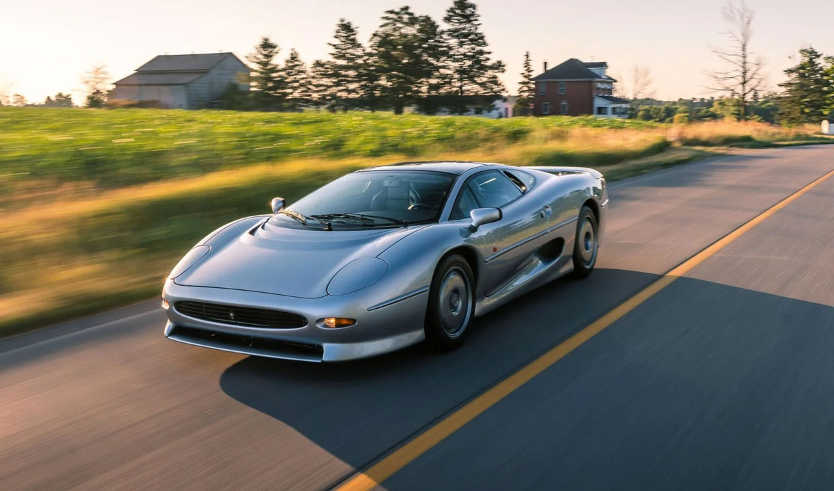 Культовый суперкар 90-х Jaguar XJ220 выставлен на торги
