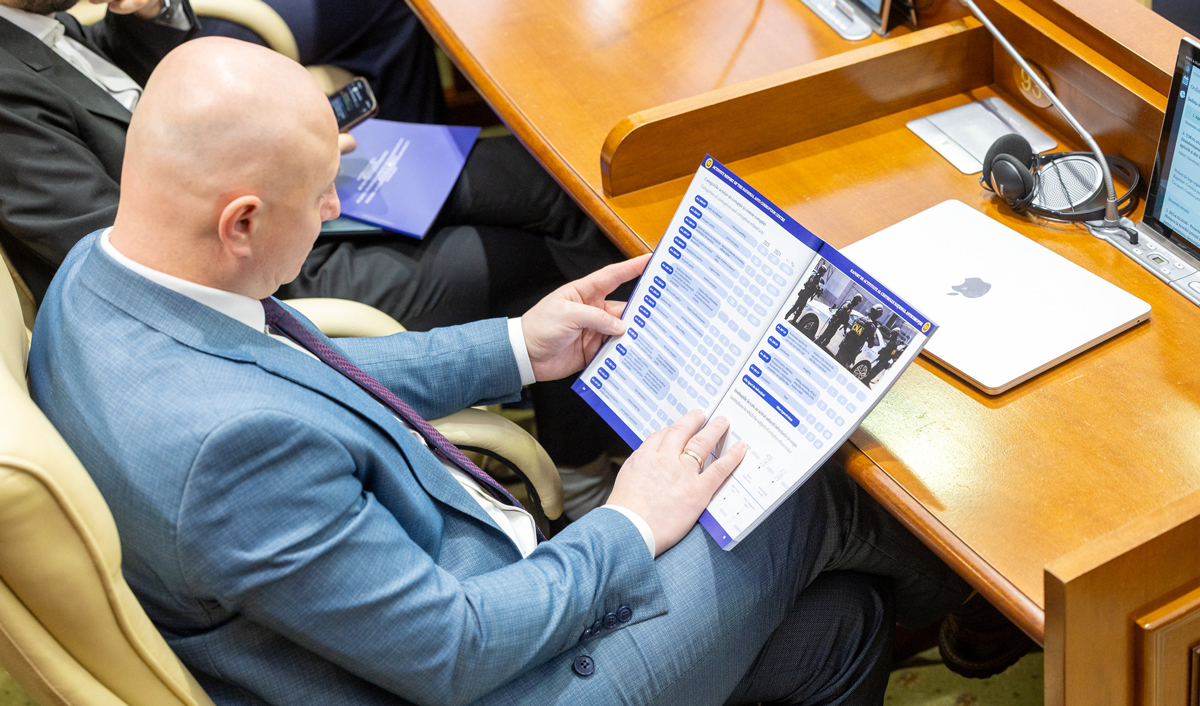 В парламенте показали «кино о борьбе с коррупцией»