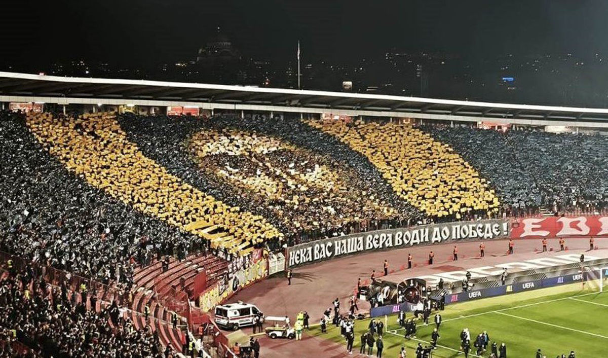 Сербские болельщики развернули икону на трибунах