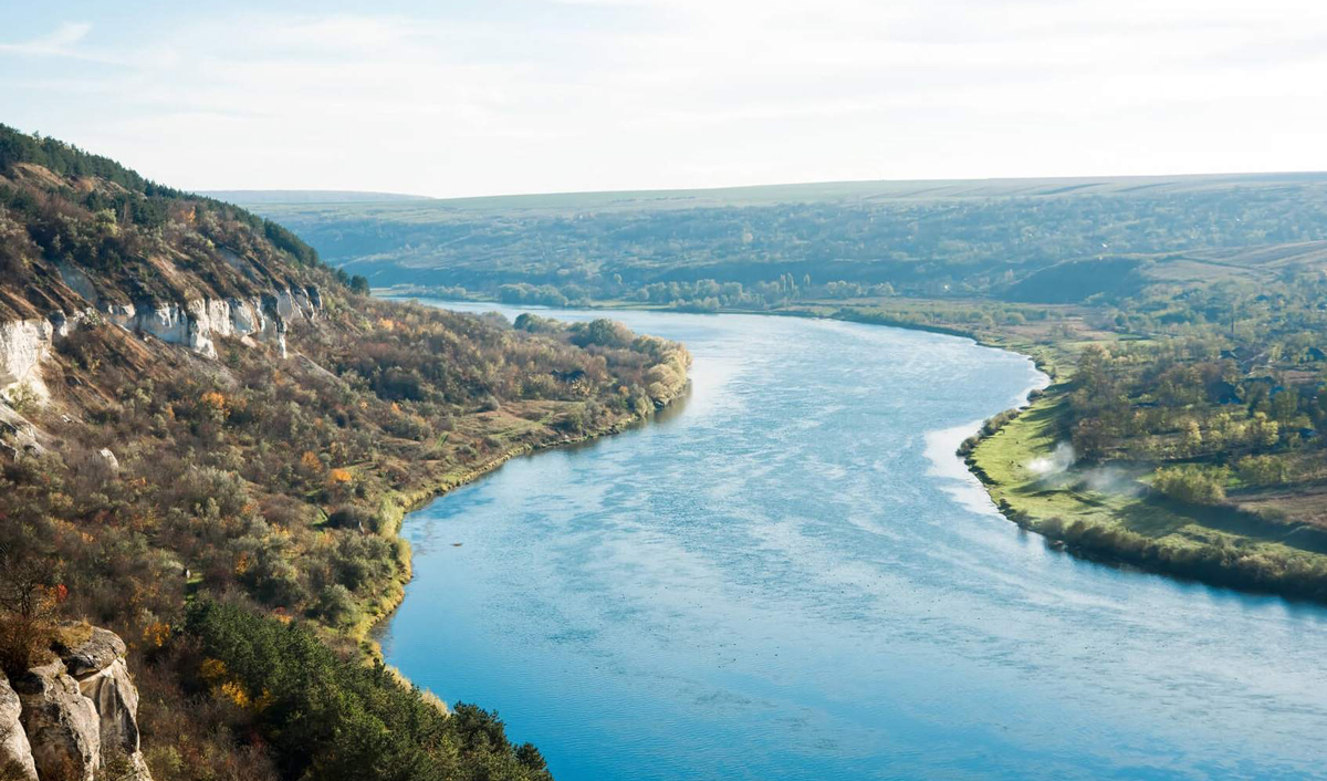 Oil continues to flow into the Dniester