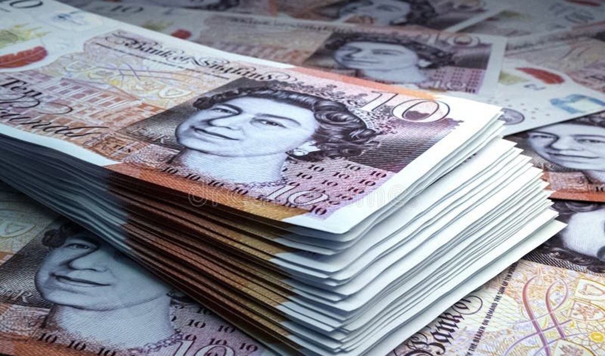 Pound declines amid rising oil prices