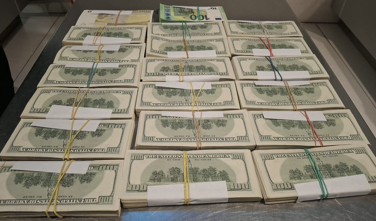 Undeclared $170,000 seized from a passenger at Chisinau airport