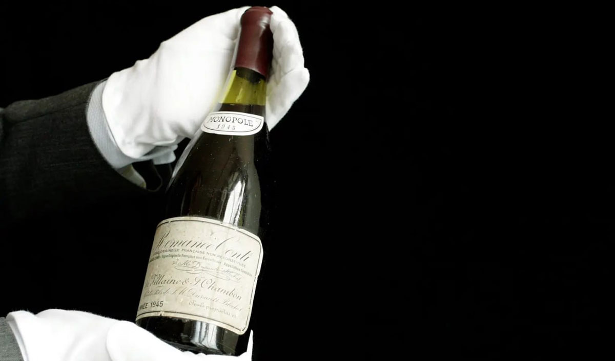 O sticlă rară de vin din 1945 a stabilit un nou record de preț la licitație