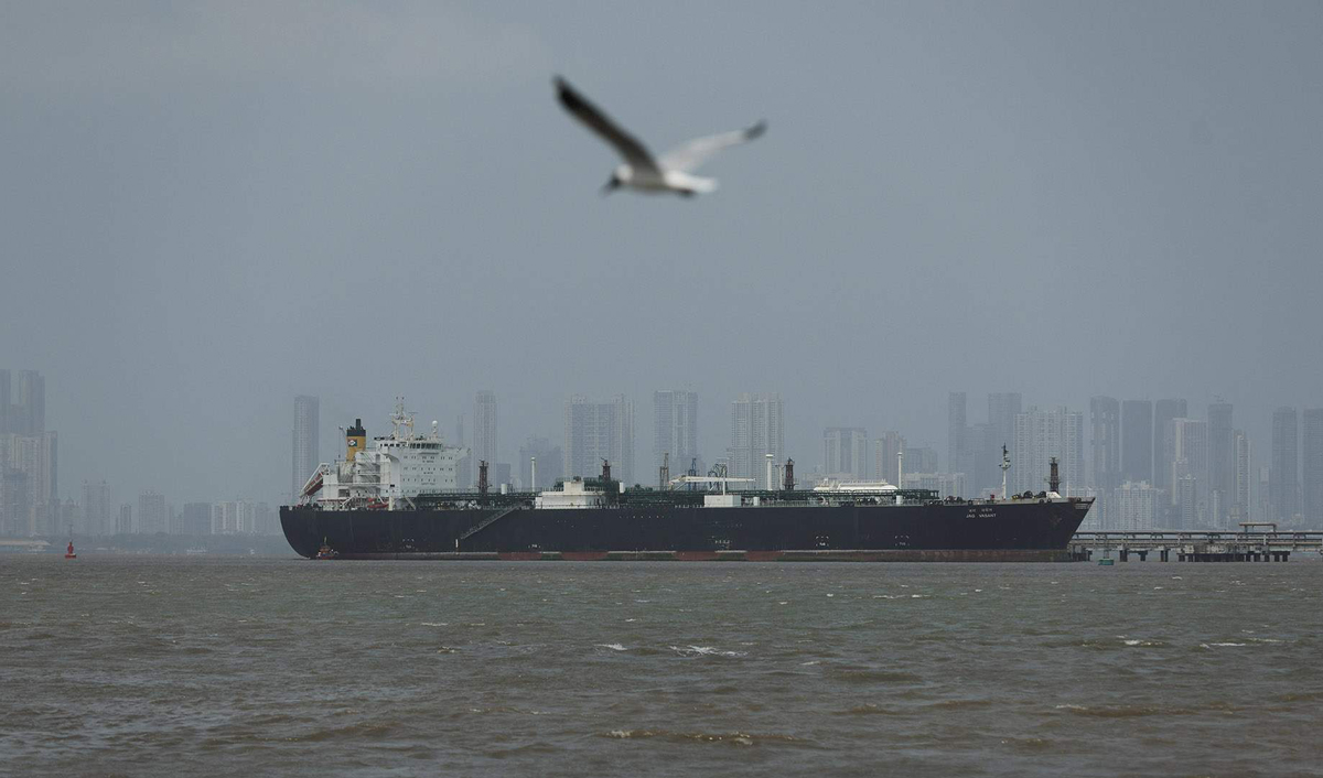 Блокада Ормузского пролива вернула нефть в «оверсайз»