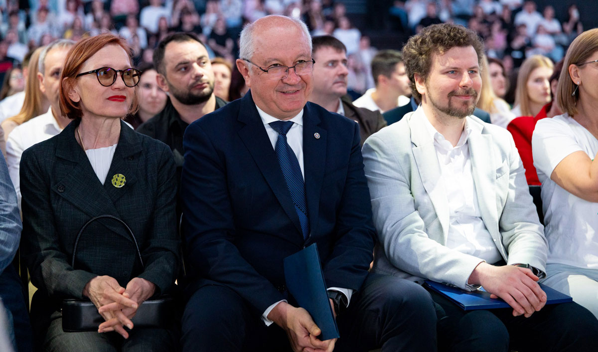 «Настоящее сокровище — дома»: премьер призвал выпускников учиться на родине