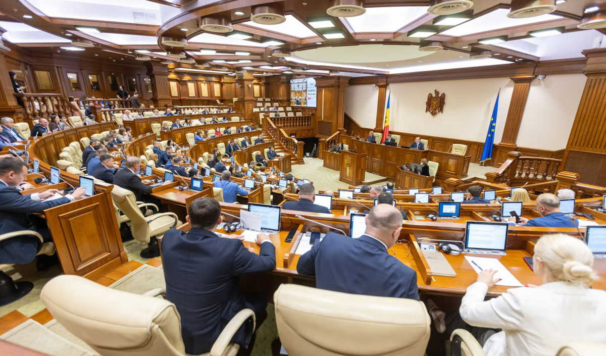 Opoziția cere audierea Maiei Sandu în Parlament