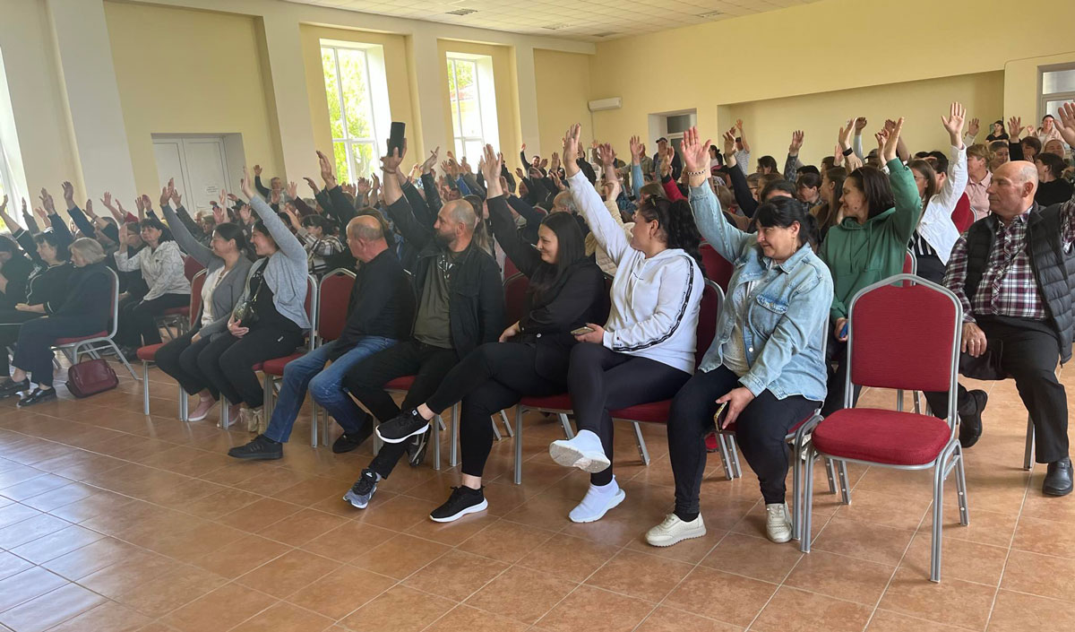 Locuitorii din Borogan cer ca primăria lor să fie păstrată