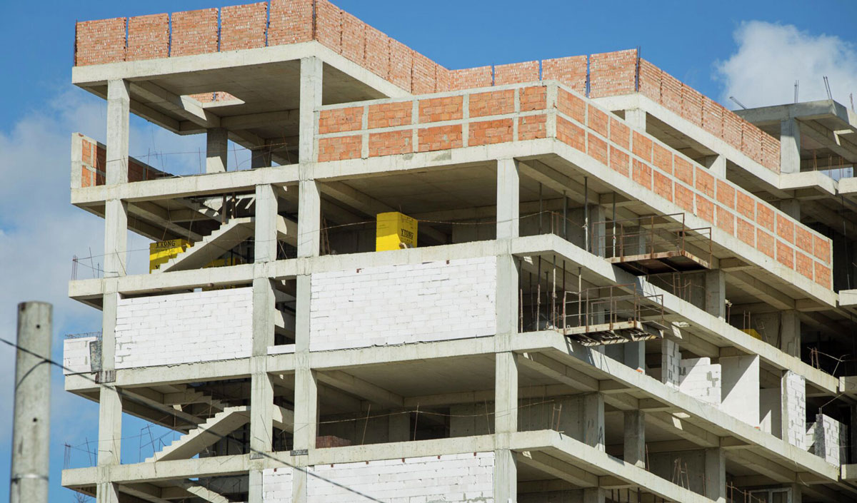 Declinul în sectorul construcțiilor continuă