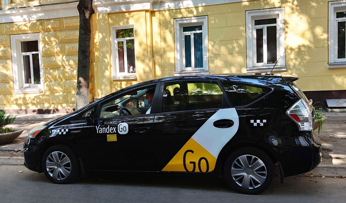 Proprietarii aplicațiilor de taxi vor fi obligați să efectueze toate plățile prin servicii locale de plată