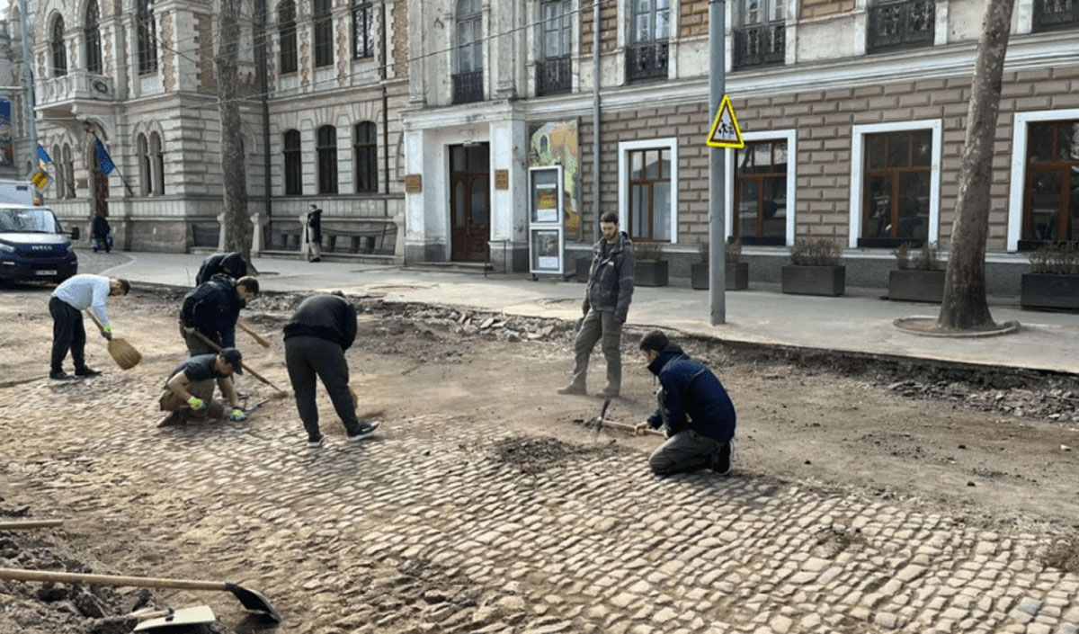 In the capital starts repair of paving stones on the street August 31, 1989.