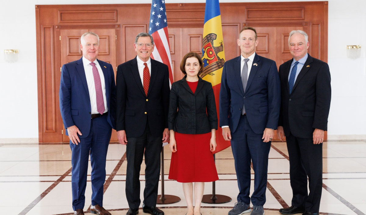 Republican and Democratic U.S. senators arrived in Chisinau for talks with Moldovan officials
