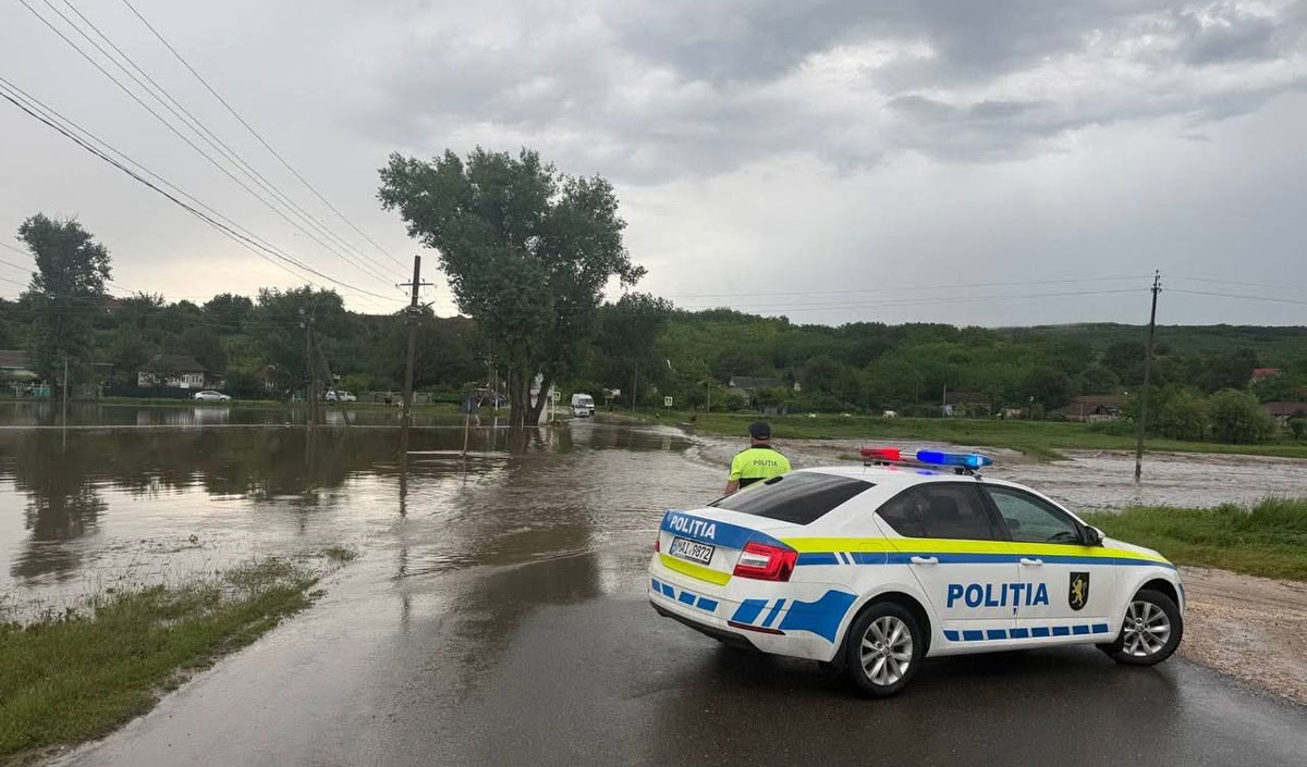 The disaster paralyzed road traffic in several areas