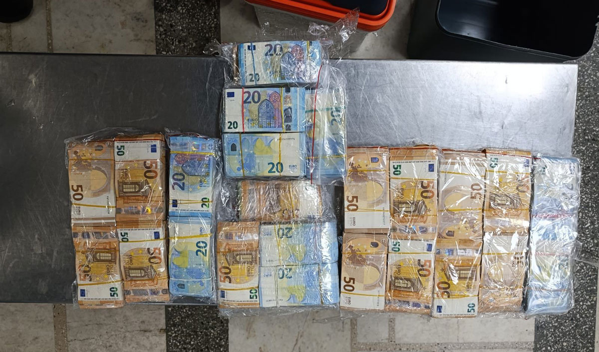 Customs officials found 160,000 euros hidden in a modified refrigerated container