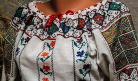 Iya – o cămașă brodată moldovenească Iya – o cămașă brodată moldovenească