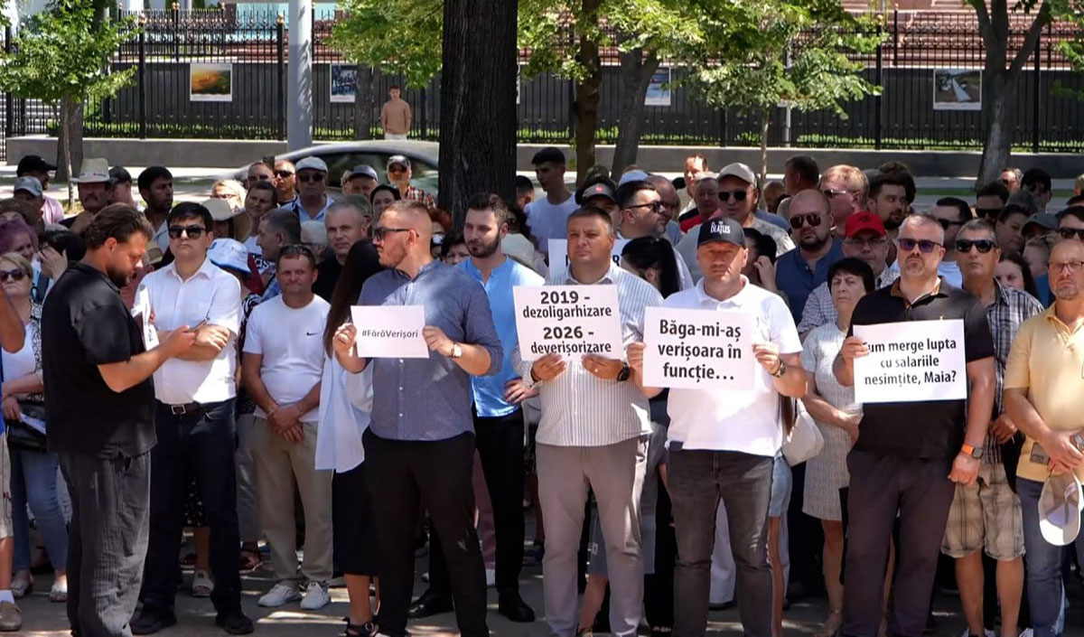 Protest în fața Parlamentului