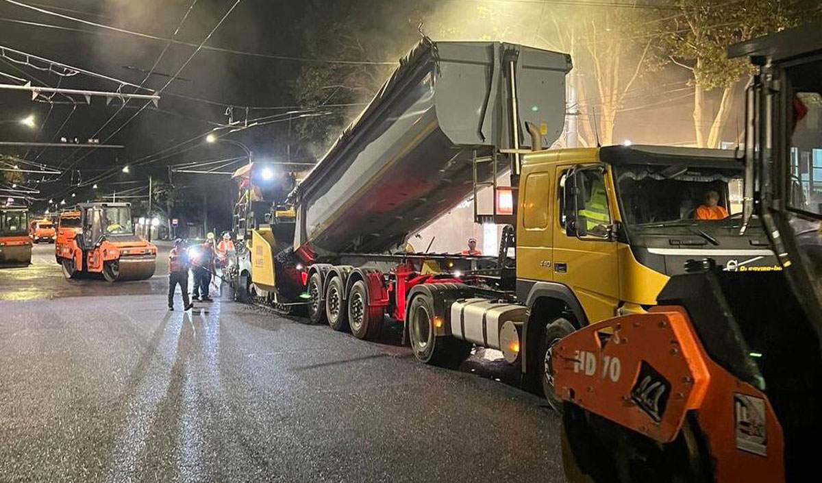 Road workers are repairing the Hîncești Highway and Gagarin Boulevard