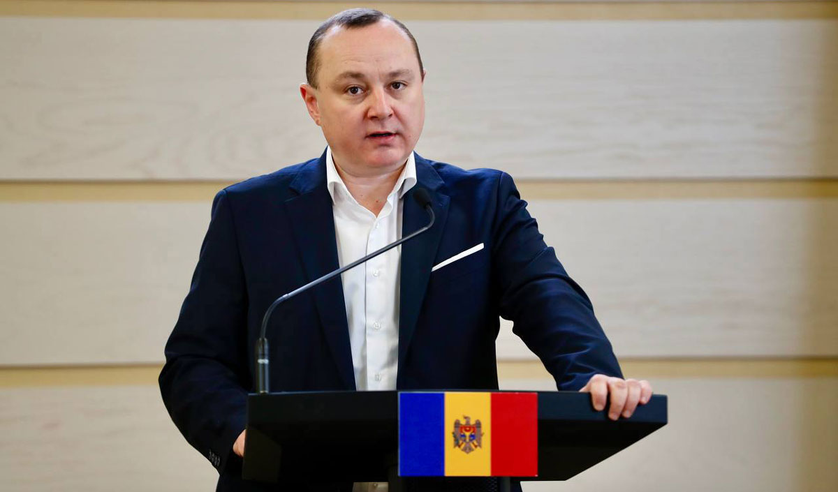 „Așa nu se gestionează”: administrarea Fabricii de Sticlă, criticată în Parlament