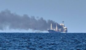 o navă în flăcări în Marea Neagră o navă în flăcări în Marea Neagră