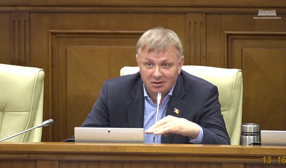 Constantin Cuimju a acuzat majoritatea parlamentară de haos legislativ: „Legile sunt adoptate mai repede decât reușesc deputații să le citească”