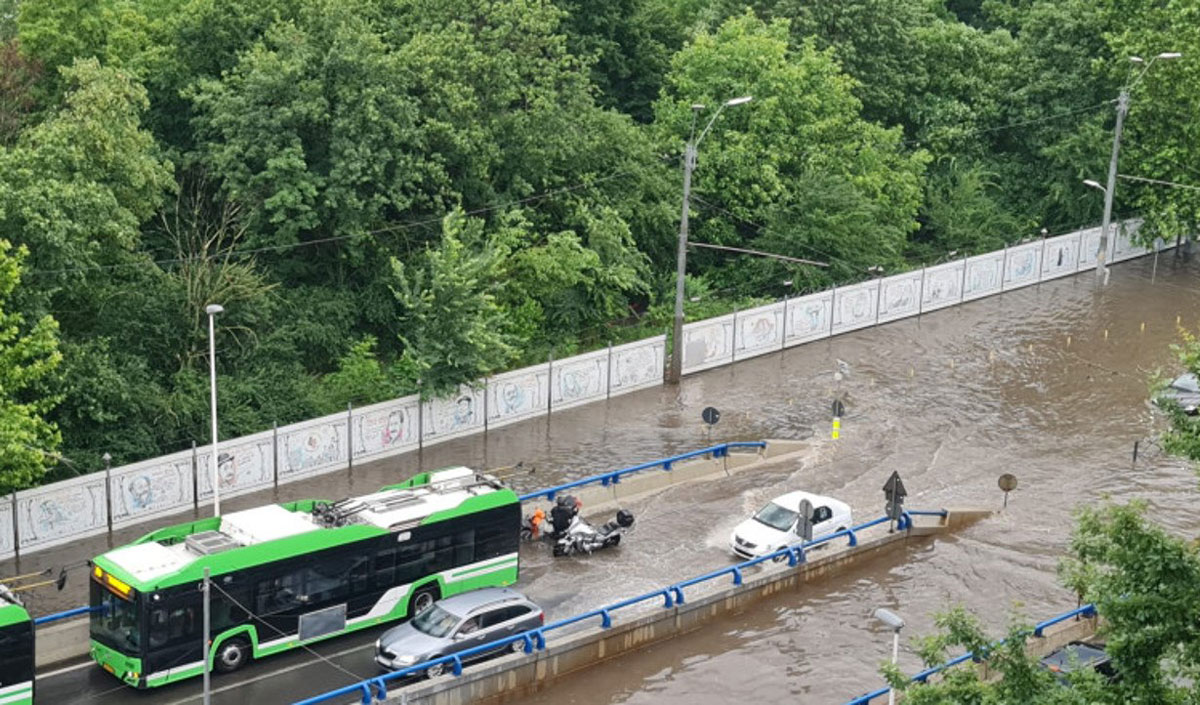 După o caniculă de 40 de grade, România a fost lovită de o furtună puternică: o persoană și-a pierdut viața