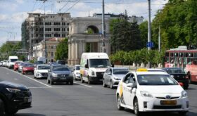 Traffic in downtown Chisinau Traffic in downtown Chisinau