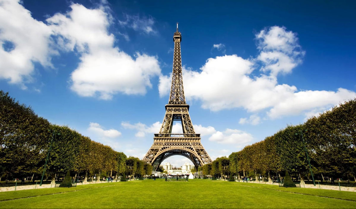 The Eiffel Tower will be illuminated in the colors of the Moldovan flag