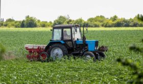 un fermier pe tractor un fermier pe tractor