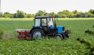 un fermier pe tractor