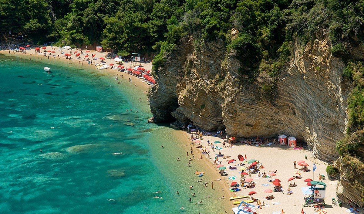 O plajă din Muntenegru a fost desemnată cea mai bună din Europa în vara anului 2026