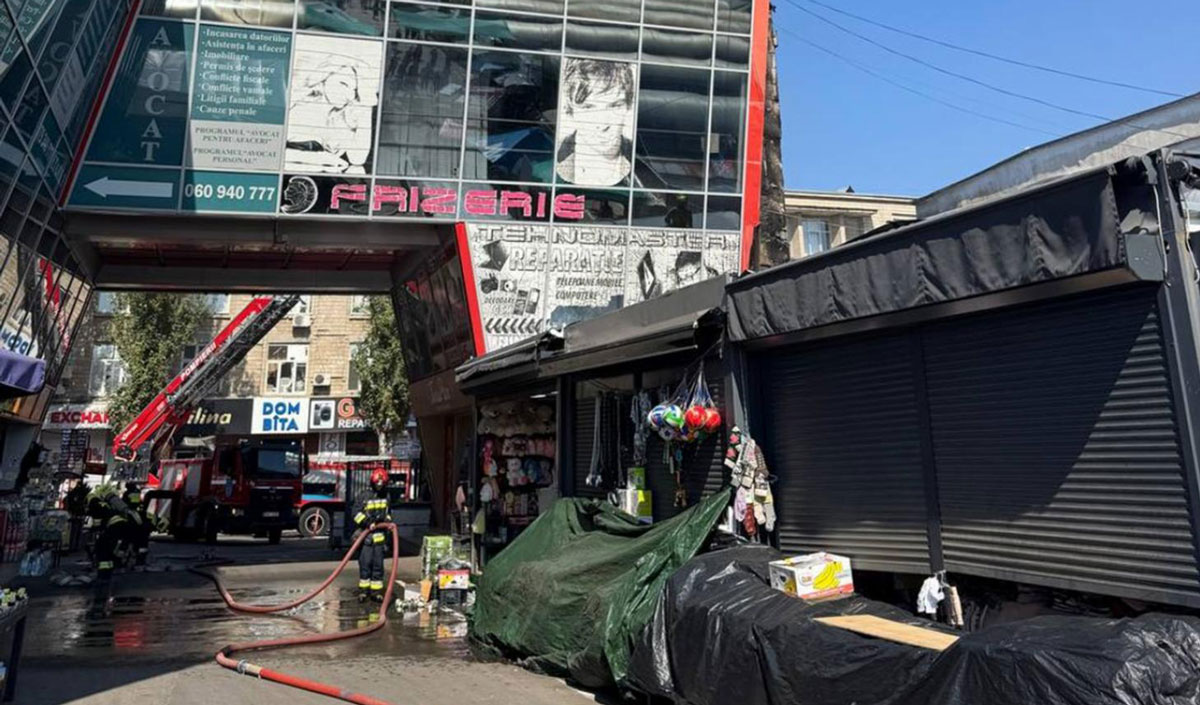 Пожар у входа в Центральный рынок Кишинева
