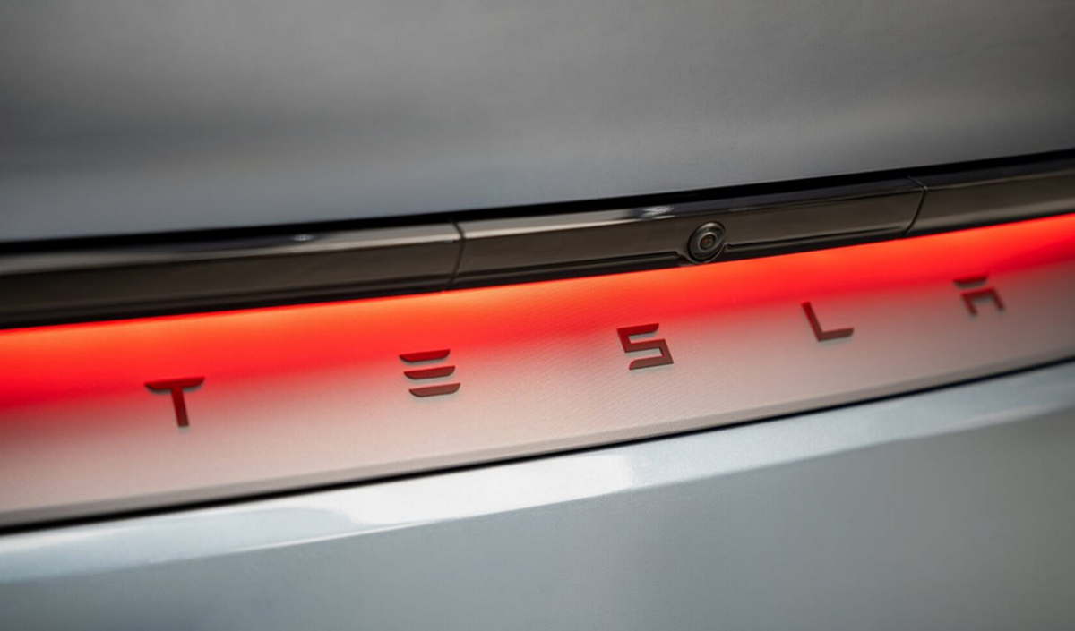 Milioane de mașini Tesla sunt rechemate din cauza riscului de a rămâne blocat în mașină