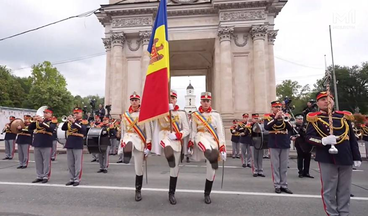 Military parades were held in Chisinau and Bălți to mark Independence Day