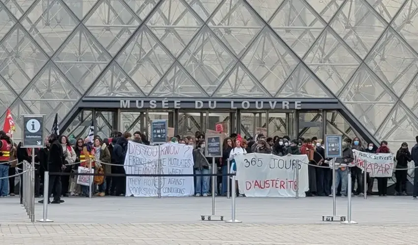 La Paris, studenții protestatari au blocat intrarea în Luvru Luvru