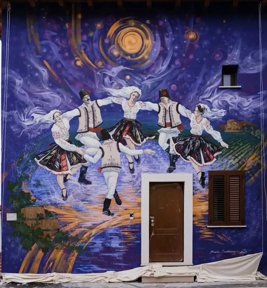 muralul „Hora”